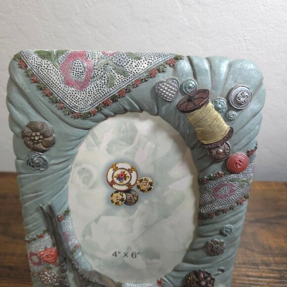 Sewing-Themed Resin Frame 4"x6" 3D Decorative Buttons Scissors Thread Spool - Picture 2 of 8
